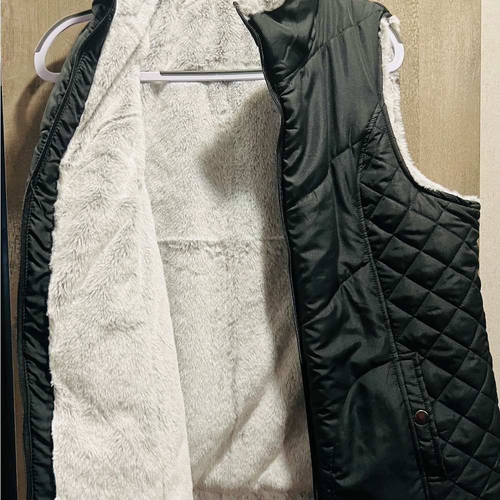 NWOT Reversible Fur Vest. Size L.